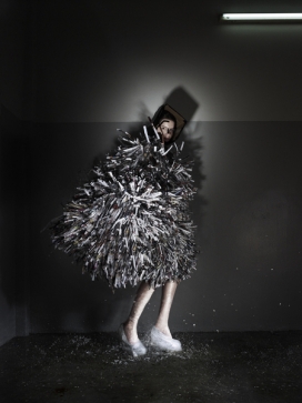 法国Paper Couture 女人穿怪异服饰时装展示