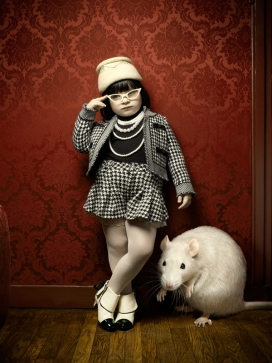 法国LULU可爱儿童与小白鼠亲密接触摄影