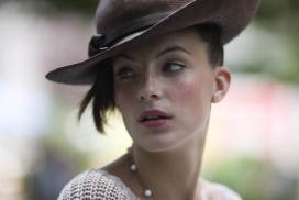 法国FASHION戴帽子的街头女郎摄影图片