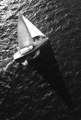 西班牙Black and white on the water黑白风帆船摄影