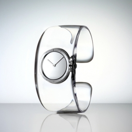 透明的灰色塑料手镯的镜像手表