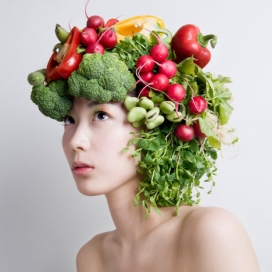 日本艺术家哉装饰模型的头生的蔬菜和鲜花朵朵