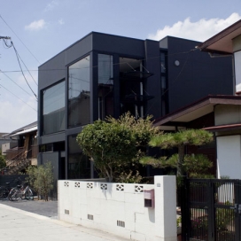 日本冈山长而窄的窗口住宅建筑设计