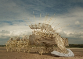意大利Theo Jansen海滩上竹竿昆虫手工艺
