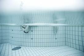 bath time洗澡时间人像-匈牙利Balazs Glodi摄影师作品