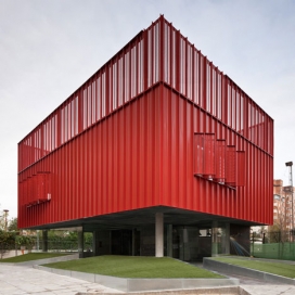 西班牙建筑师MedioMundo-鲜红的多媒体中心
