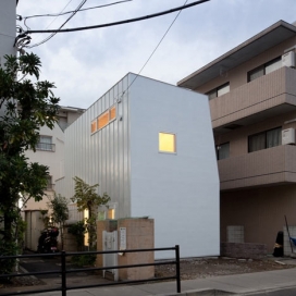 日本白色墙壁倾斜公寓楼