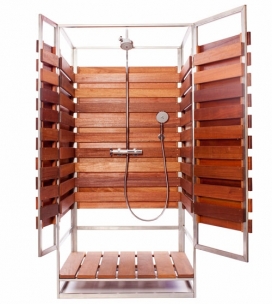 一种现代的木条纹pre-fab室外淋浴柜