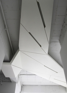 一个白色的墙，桌子折叠起来像一张皱巴巴飞机机翼的公寓-韩国首尔AnLstudio设计师作品
