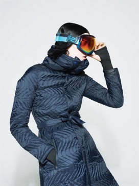 Foam杂志冬装人像－萧玛格丽塔杰西卡・海耶克拉克，突出了动感十足的冬季款式，山上的混合高级概念时装
