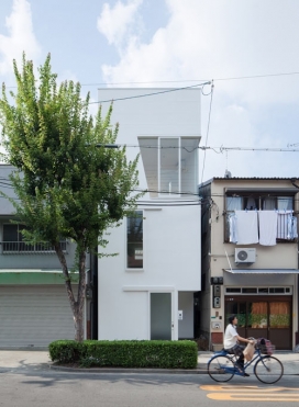 日本Tamatsu狭窄地段的白色房屋-Kenji Ido建筑师作品