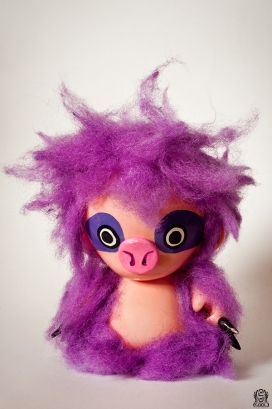 紫色猪宝贝玩具-意大利布雷西亚Art of Sool布绒娃娃玩具设计-Munny The Weight