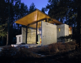 树林湖畔旁的Chicken Point客舱建筑-美国Tom Kundig建筑师作品