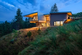 坐落在陡峭斜坡上俯瞰卡哈湖的加拿大别墅建筑-CEI建筑师作品