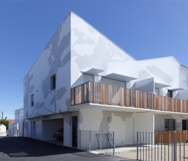 给人树木阴影印象的Mervau housing住房-法国Tetrarc建筑师作品