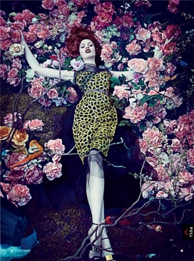 温室里的花朵-卡罗琳墨菲时装人像-Vogue美国
