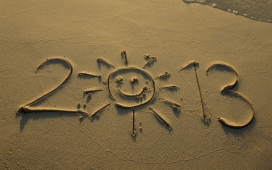 高清晰沙滩上的2013刻字壁纸