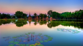 泰国素可泰历史公园湖景