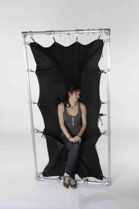 空白画布支撑框架上摇椅吊床-用户调节张力来操纵一个三维形式以适应他们本人舒适度