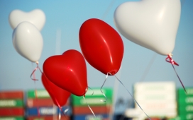 情人节红白心型气球