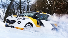行驶在雪地里的欧宝亚当R2赛车