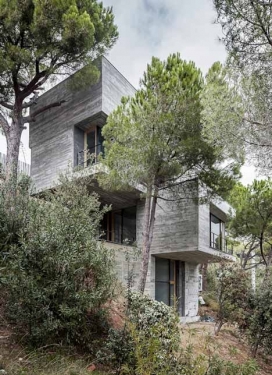 巴塞罗那郊外陡峭山坡看起来像一丛混凝土立方体房屋建筑-西班牙建筑师Daniel Isern作品
