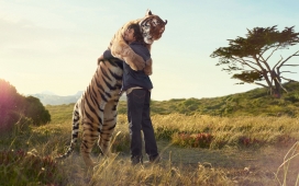 训虎师与老虎的拥抱