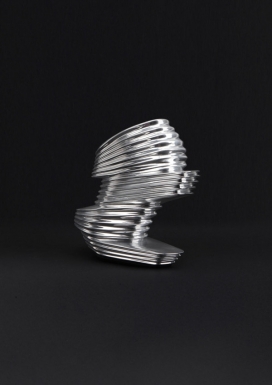 扎哈・哈迪德-铜鞋-类似硬币叠加，鞋子看起来像一个科幻电影