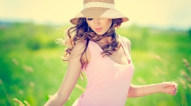 放松的夏天-户外戴帽子扭腰年轻金发美女