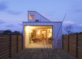 日本大分县单坡屋顶的宠物狗美容房子