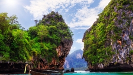 泰国甲米-两座山峰夹击的蓝绿海洋岛湖泊，山岩上的绿色苔藓很漂亮