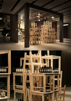 堆叠在一起的木制椅子-护肤品牌伊索在东京的购物中心店的货架
