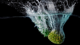 掉入水中击起水花的菠萝