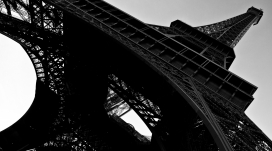 法国巴黎艾菲尔铁塔仰拍黑白壁纸