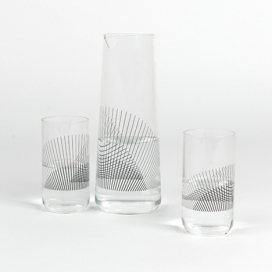 墨西哥设计师莉莉安娜奥瓦列创建了一个水瓶玻璃杯-细黑线重叠碎片聚集在一起有云纹效果
