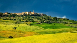 意大利托斯卡纳的绿黄小山坡美景