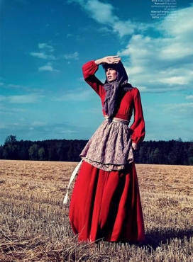 L’Officiel荷兰-卡罗琳-质朴之美的时装-模特扮演的本世纪60年代的角色，让人想起一个意大利女人的母亲