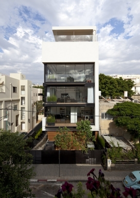 特拉维夫联排别墅-一个黑色的钢楼梯连接房屋，并在屋顶上增加了一个私人露台和游泳池-以色列建筑师Pitsou Kedem作品