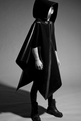 反乌托邦的野兽派外套-黑色篷布作为荷兰设计周昨天拉开序幕，时装只用直线切割和密封接缝，灵感来自野兽派建筑