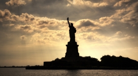 黄昏下的美国自由女神像