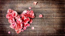 木板上的玫瑰花瓣爱心拼图