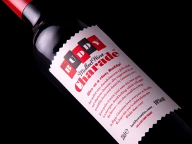 一瓶不可抗拒的果味-Buddy Mulled酒包装设计-一杯热热葡萄酒和一个有趣的游戏字谜