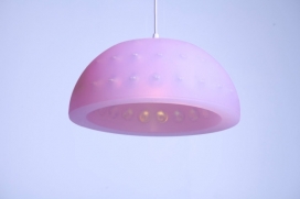 紫色卤素吊灯-俄罗斯设计二人组Anna Strupinskaya & Alexey Ivashkevich作品，绚丽的粉紫光效通过半透明层紫硅透过