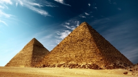 蓝天下的埃及金字塔