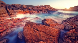 澳大利亚阳光下的大洋岩石