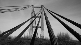吊桥钢绳黑白壁纸