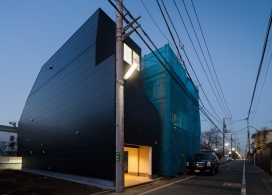 倾斜偏移黑屋-日本影楼级建筑师Level作品-狭长的走廊有4.6 17.3米，水平建筑师主要关心的是创造宽敞的空间感，并引入自然光到内部