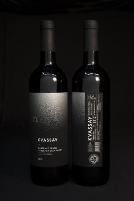 Kvassay葡萄酒包装设计-采用了经典的黑白色设计