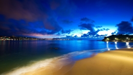 蓝色天空下的海洋沙滩美景