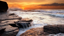日落海洋岩石瀑布
